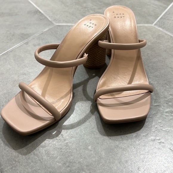 A new day - tan rounded block heel, with a square toe - Picture 3 of 13